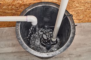 溢出泵从PVC管道倒水