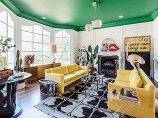 起居室装有绿天花板、黄沙发、黑白地毯和大窗