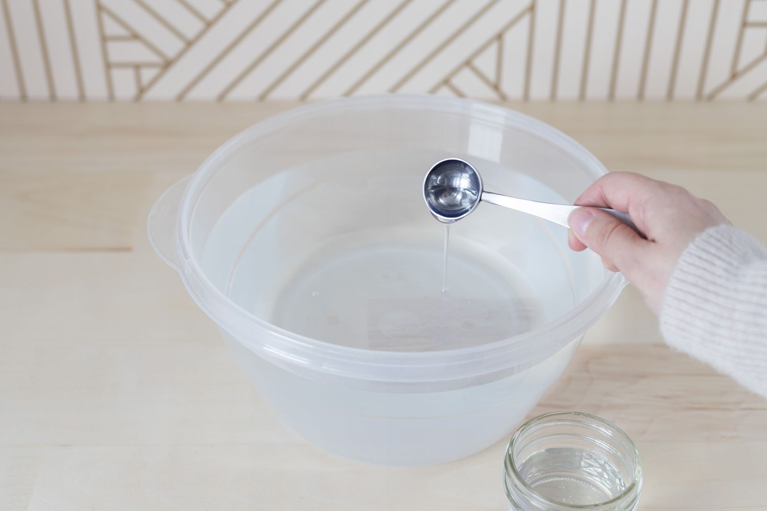 洗水液倒入大塑料碗加水混合