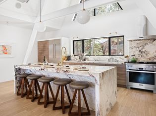 新式现代厨房配花岗岩口音和保险箱天花板