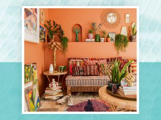 Justina Blakeney客厅热电塔墙、植物和彩色地毯、枕头和城墙艺术
