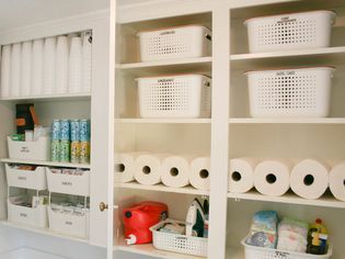 组织式白柜装满各种家庭用品