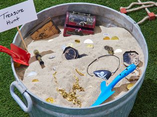海盗党博弈思想像在充满沙子和宝藏的盆地寻宝