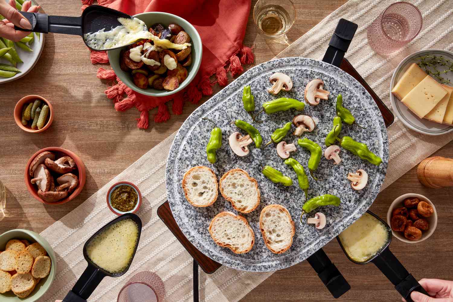 餐桌搭配raclete烤箱、烤菜、raclete奶酪和面包