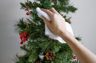 人工圣诞树用白毛巾清洗
