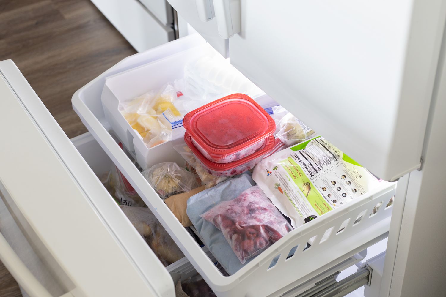 冰箱装满冷冻食品和容器以降低电费