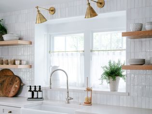 视觉厨房水槽开窗手制白瓦墙和金固定装置