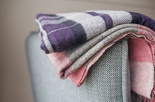 紫色灰色羊毛毯折叠在灰色椅子闭合