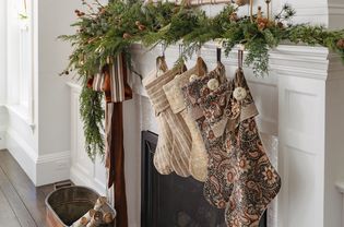 挂丝袜和 Christmas墙装饰