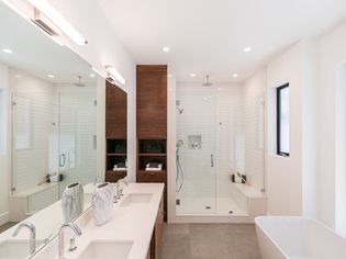 现代卫生间用木柜环绕白墙和顶楼
