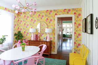 餐室配黄粉壁纸和粉红光板