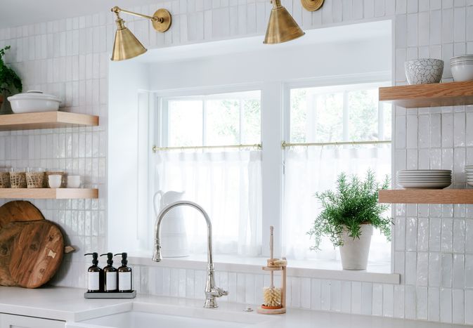 视觉厨房水槽开窗手制白瓦墙和金固定装置