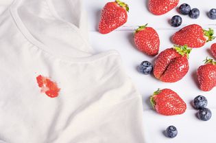 白衬衫染莓
