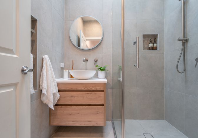墙挂木虚构现代浴室内带静入式淋浴