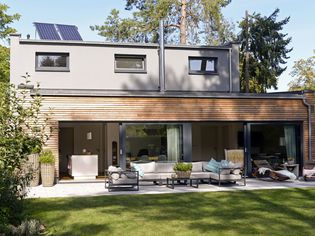 家房顶带太阳能板