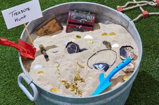 海盗党博弈思想像在充满沙子和宝藏的盆地寻宝
