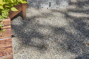 DIY院子小石块用排水材料取代草坪