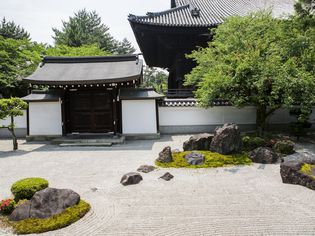 带植物和日语结构的Zen花园