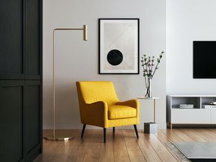 现代客厅配黄椅