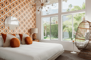 现代艺术 Deco卧室橙色墙纸、橙色枕头和星爆机
