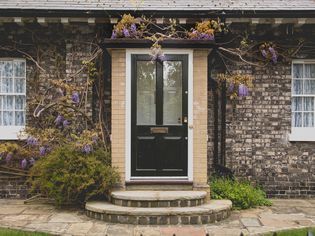 前门有紫花 砖房