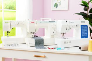 最佳缝纫机显示在粉红室白桌