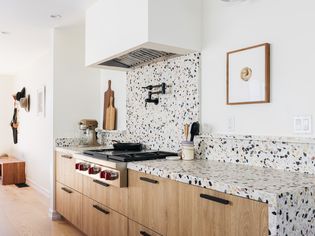 白黑三角形瓦机安装为厨房对冲和反冲