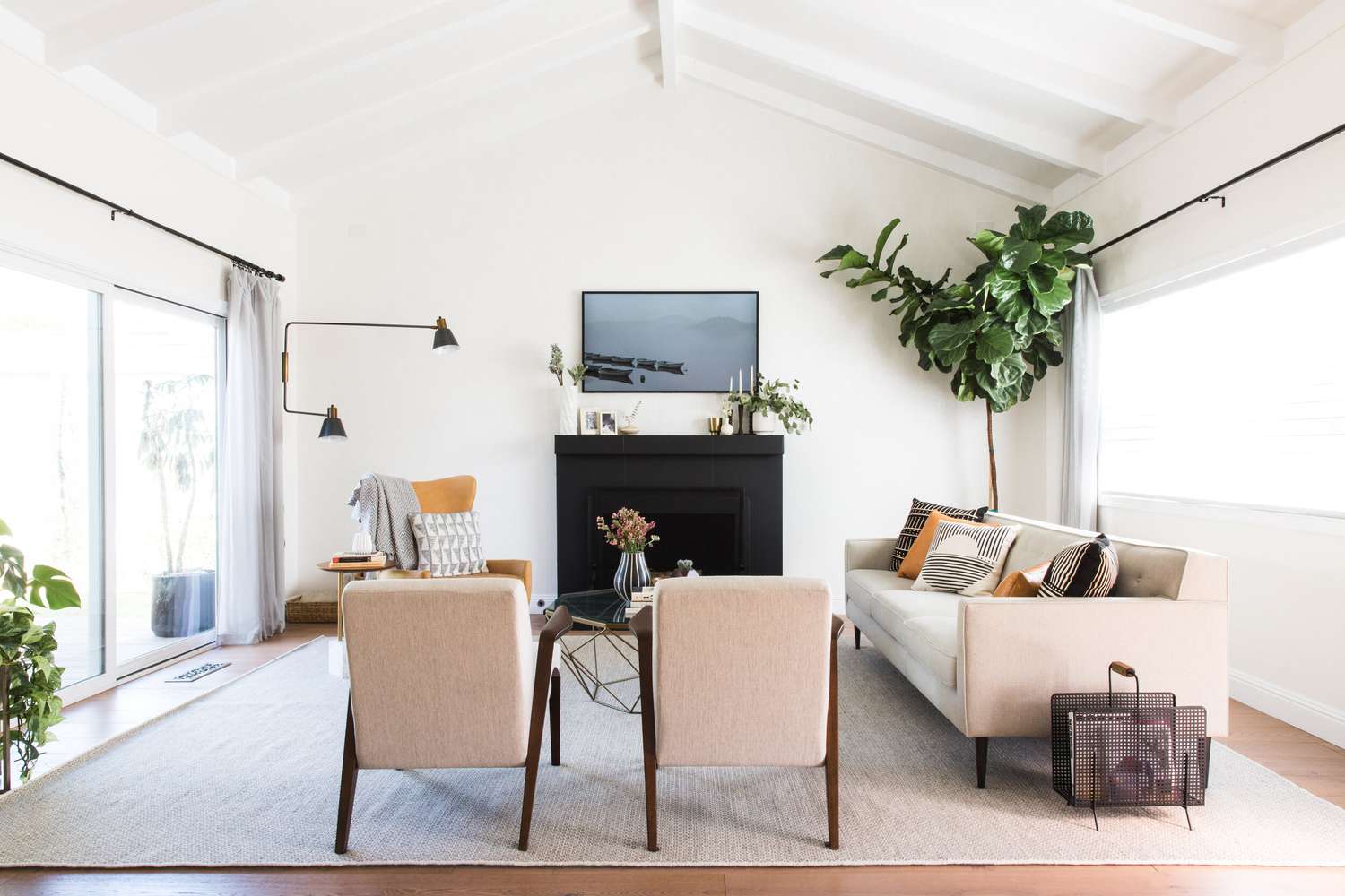 现代客厅配有简单家具和自然光