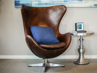 棕色皮革 Arne Jacobsen鸡蛋椅加蓝扔枕头