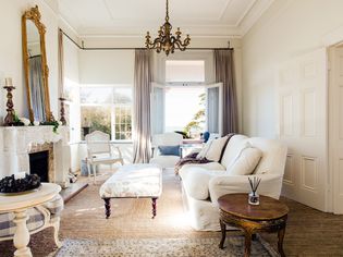 传统优雅客厅中性颜色和架构细节