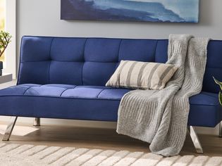 Serta Rane可转换Futon Sofa床展示墙上和枕头并扔毯子
