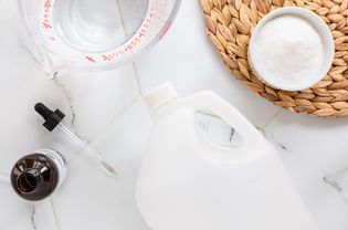 DIY洗衣织物软化器加瓶蒸白醋、碗苏打水